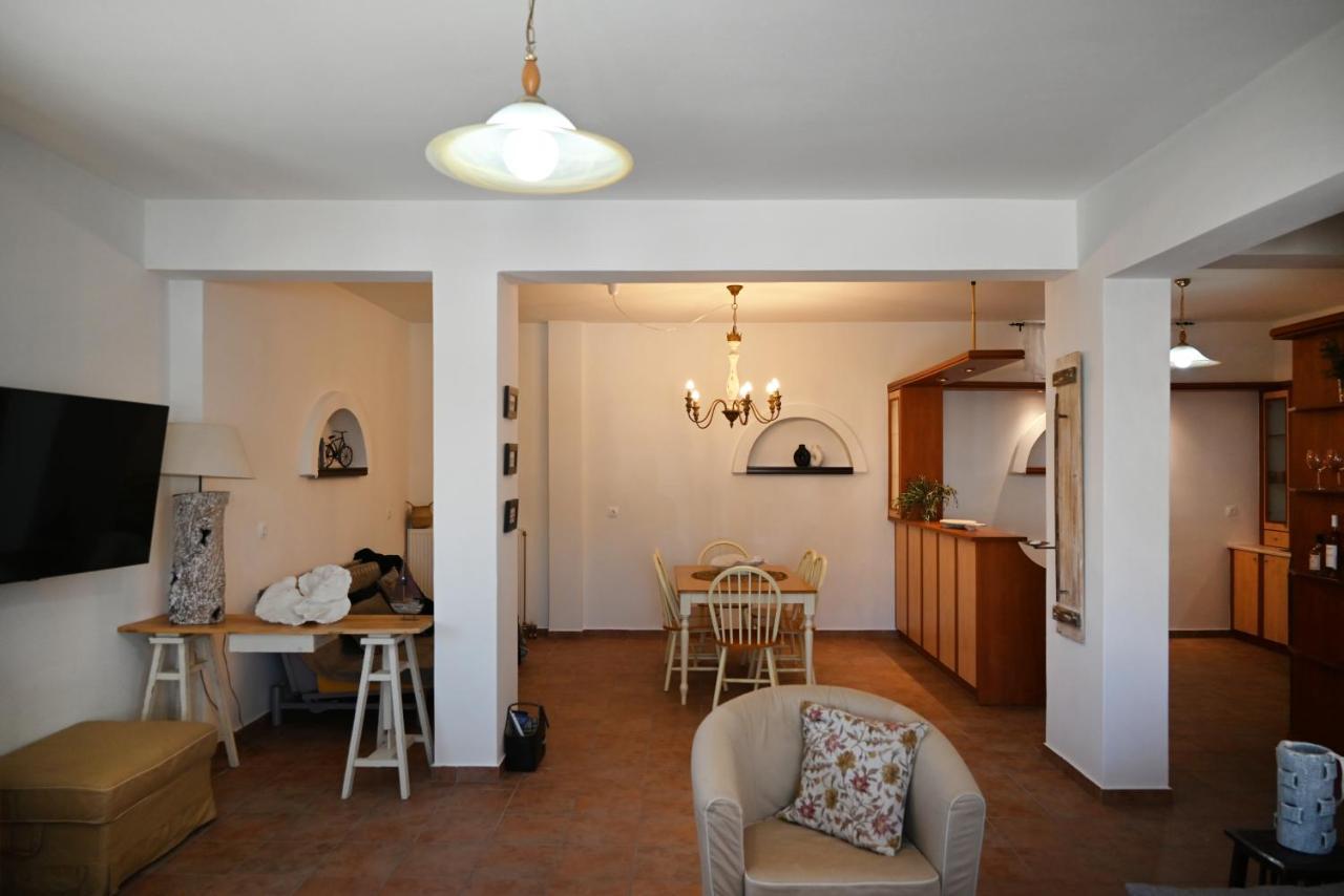 Holiday home Gtk Santorini House